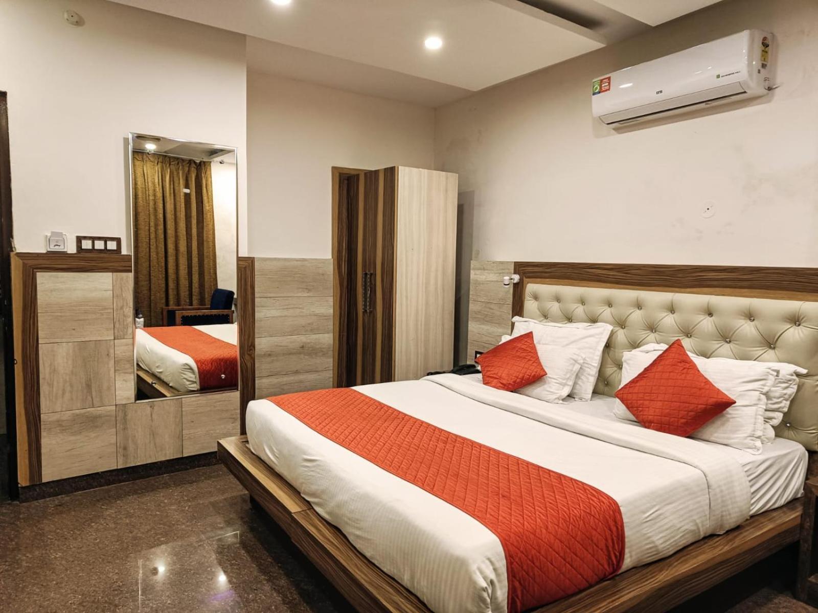 King Castle Mcleodganj-Centrally Heated And Air Cooled- Near Mall Road - Free Parking ダラムシャーラー エクステリア 写真