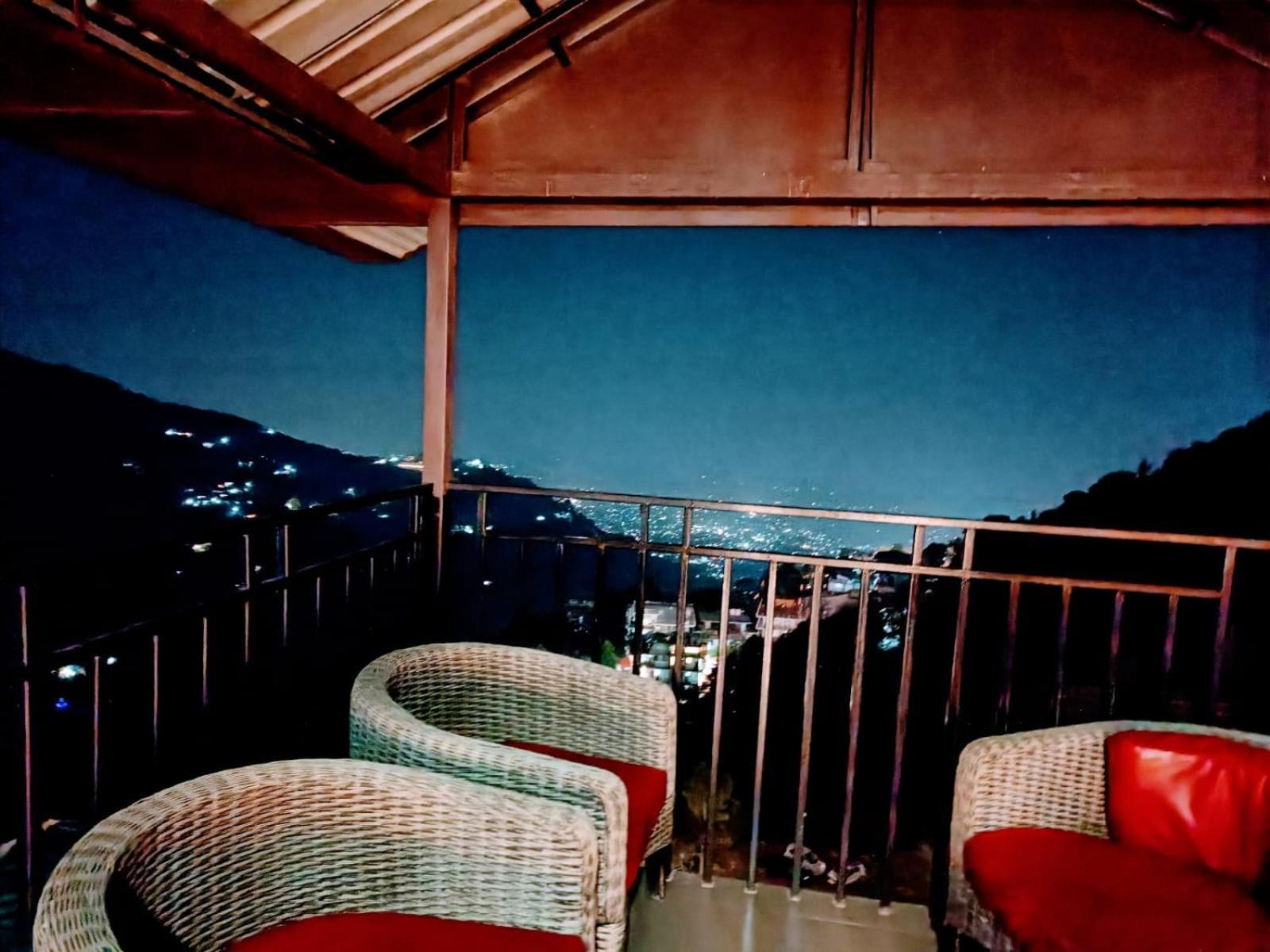 King Castle Mcleodganj-Centrally Heated And Air Cooled- Near Mall Road - Free Parking ダラムシャーラー エクステリア 写真