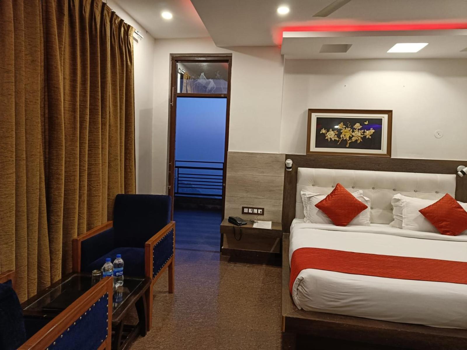 King Castle Mcleodganj-Centrally Heated And Air Cooled- Near Mall Road - Free Parking ダラムシャーラー エクステリア 写真