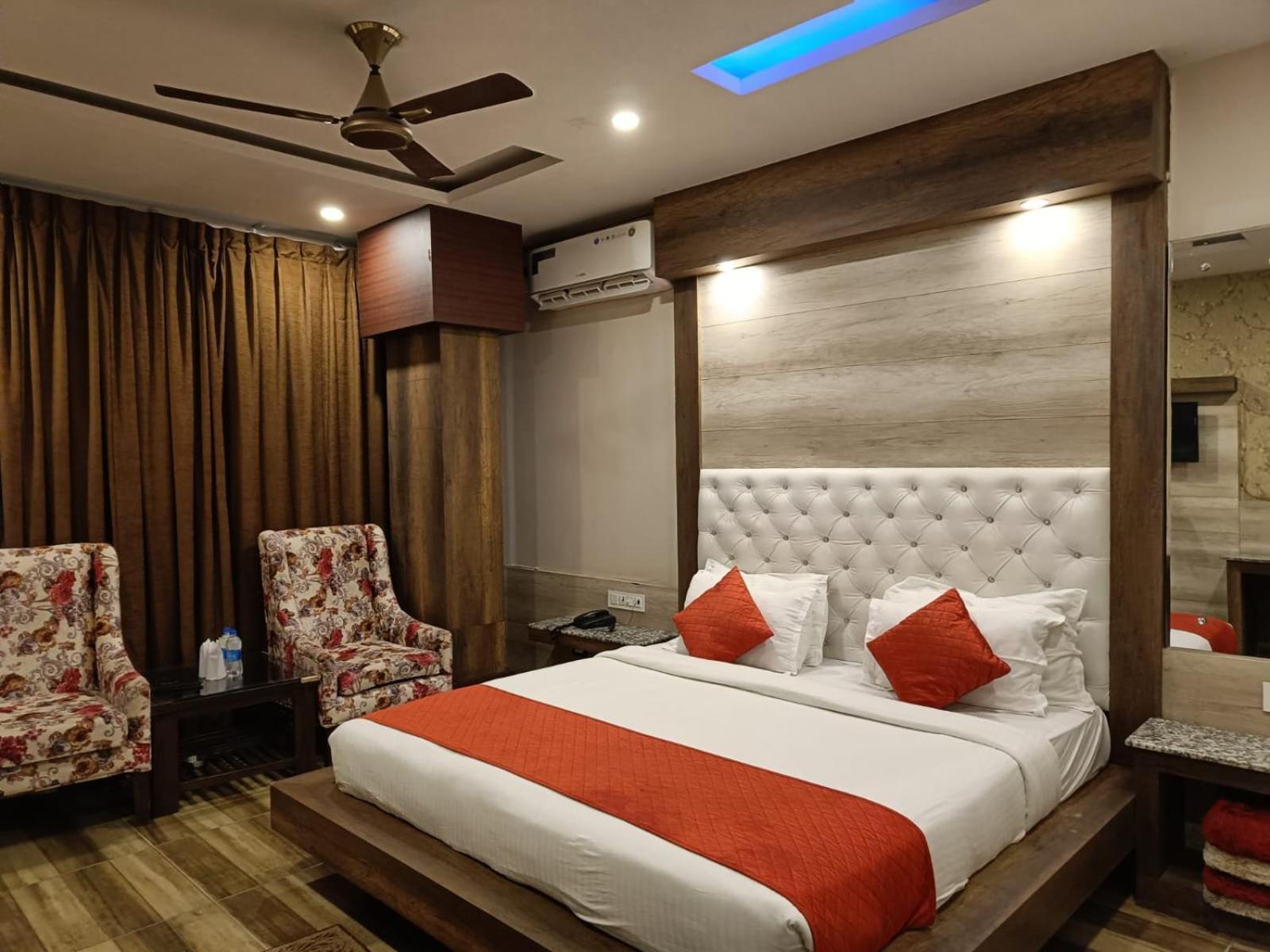 King Castle Mcleodganj-Centrally Heated And Air Cooled- Near Mall Road - Free Parking ダラムシャーラー エクステリア 写真
